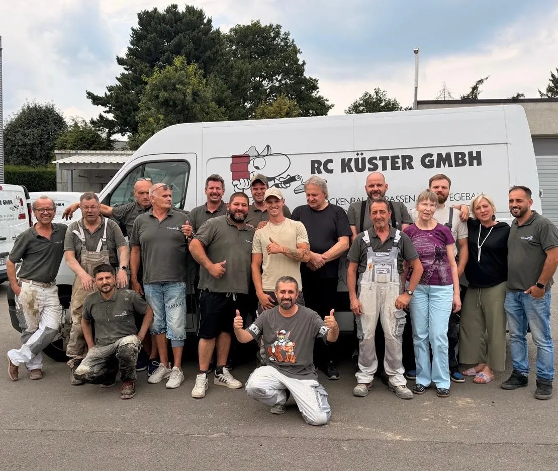 Die Belegschaft der RC Küster GmbH vor einem Firmentransporter auf dem Betriebshof