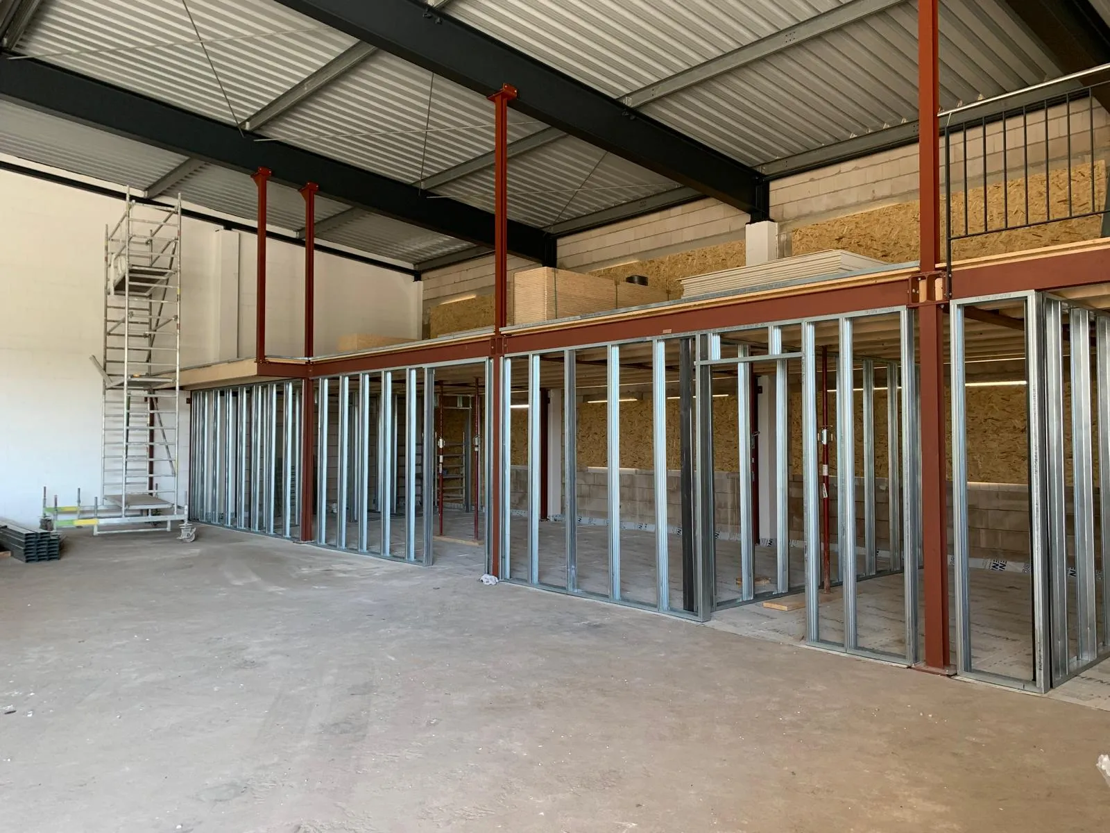 Metallständerwerk für Trockenbauwände mit Zwischenebene in einer Gewerbehalle